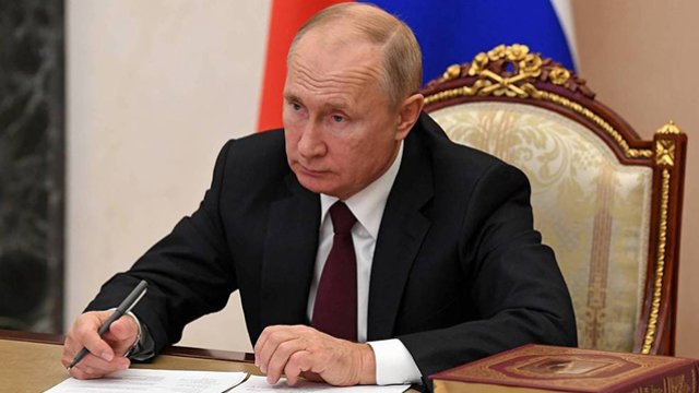 Putin sanksiyalara görə qanun imzaladı