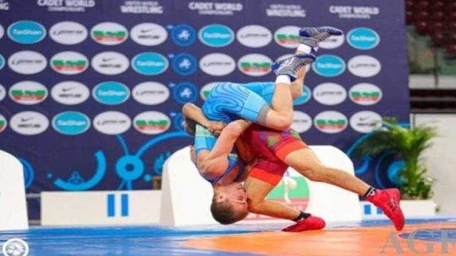 Güləşçimiz ermənini udaraq finala yüksəldi