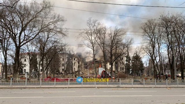 Mariupolda yüzlərlə insanın gizləndiyi dram teatrına bomba atılıb - FOTO