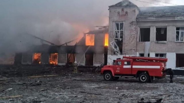 Merefa şəhəri atəşə tutuldu: Çox sayda ölən və yaralanan var - FOTO