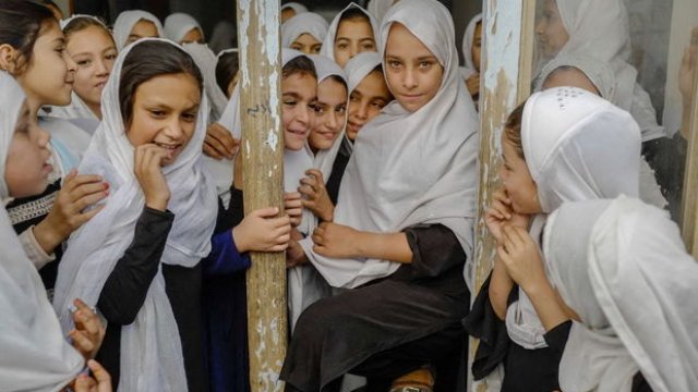 Taliban orta və yuxarı sinifdə oxuyan qızların məktəbə getməsini qadağan etdi