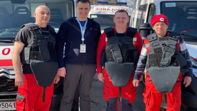 Ukrayna həkimlərinə zirehli gödəkçə paylandı