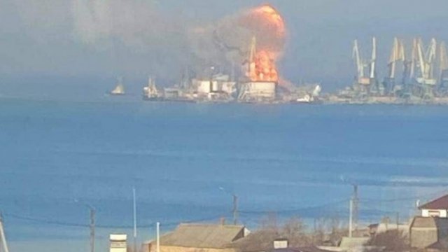 Ukrayna ordusu Rusiyanın desant gəmisini MƏHV ETDİ