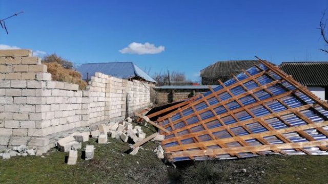 Güclü külək nəticəsində məktəbin dam örtüyü UÇDU (FOTOLAR)