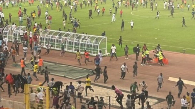 Azarkeşlər Nigeriya yığması DÇ-2022-yə çıxa bilmədiyi üçün iğtişaş törədib