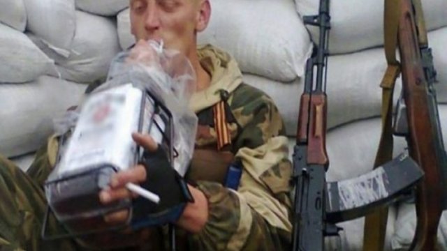 Ukraynalıların Rusiya hərbçilərinə qeyri-adi MÜQAVİMƏTİ: zəhərli piroqlar və spirtli içkilər