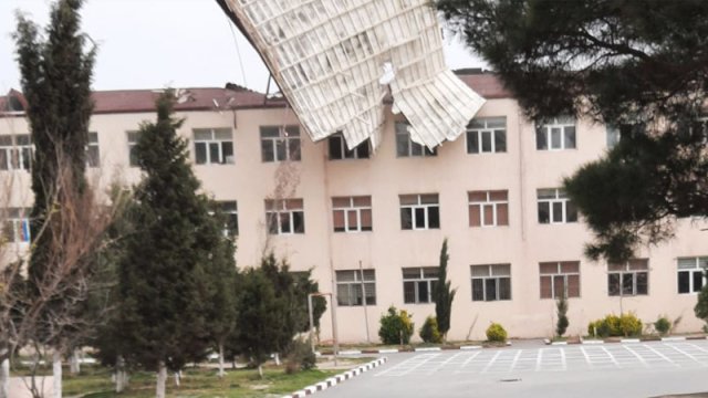 Külək Xırdalanda məktəbin damını uçurdu - FOTOLAR