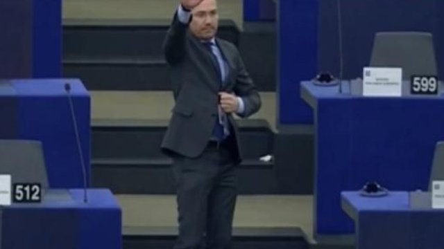Nasist salamı verən deputat cərimələndi