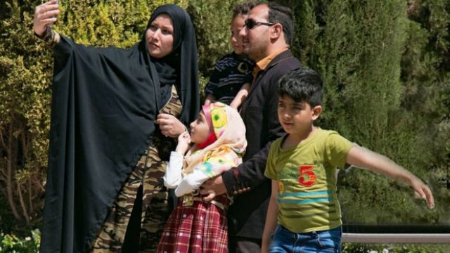 İranda kişilərlə qadınların eyni parkda gəzməsi QADAĞAN EDİLDİ