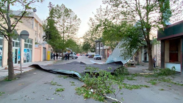 Bərdədə külək dağıntılara səbəb oldu, yaralılar var - FOTOLAR