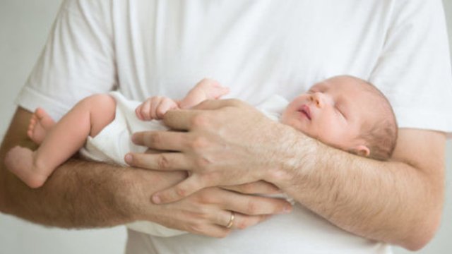 Azərbaycanda uşağını təkbaşına böyüdən atalara güzəştli pensiya hüququ müəyyənləşir