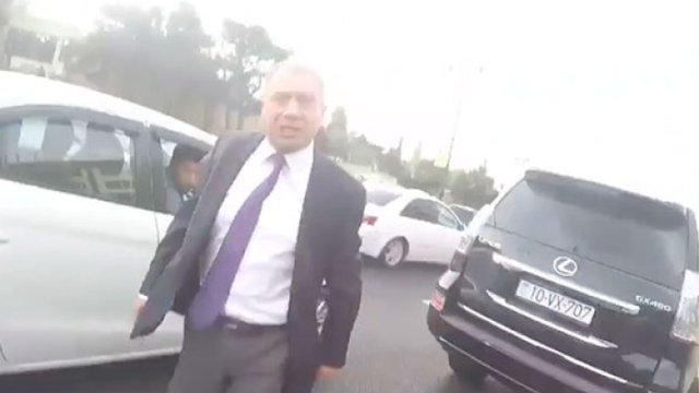 Motosikletçini döyən \