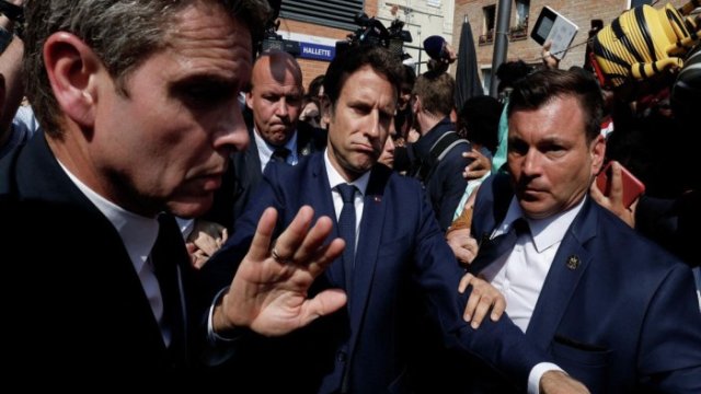 Makrona bazarda pomidor atdılar - VİDEO