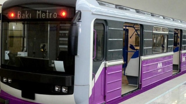 Metroda qatar yoluna düşən qızlarla bağlı açıqlama - RƏSMİ