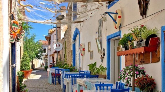 Dar küçələri və daş evləri ilə hər fəsildə əyləncəli Alaçatı