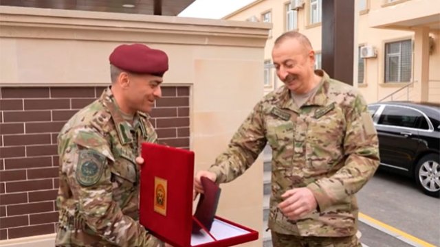 Hikmət Mirzəyev Prezidentə beret təqdim etdi - VİDEO