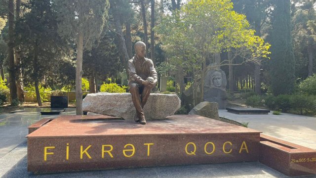 Fikrət Qocanın məzarı üstündə abidəsi ucaldıldı