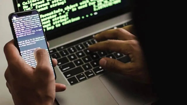 İki nazirin telefonlarında casus proqramı aşkarlandı