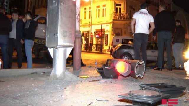 Bakıda qəza: İşıqfor yerindən qopdu, 4 yaralı - FOTO