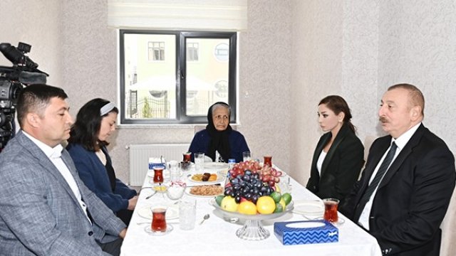 Prezident və xanımının şəhid ailəsi ilə görüşü - VİDEO