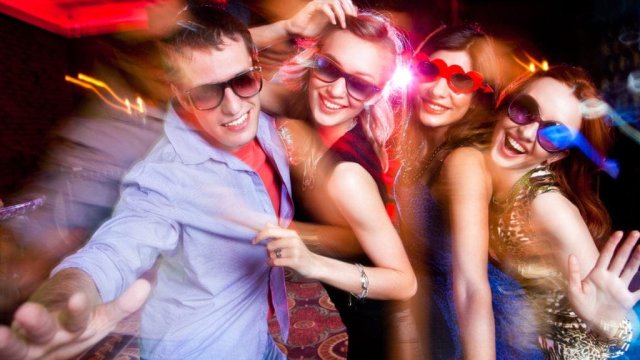 Məşhur müğənni dəvət olunduğu məclisdən qovuldu - Hərəkətlərinə görə