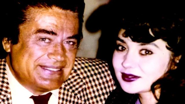 Tamaşa vaxtı övladı tələf oldu, ilan sancsa da roluna davam elədi, həmkarı onu səhnədən yerə çırpdı - FOTO