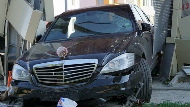 Avtomobil obyektə ÇIRPILDI: Ölən var