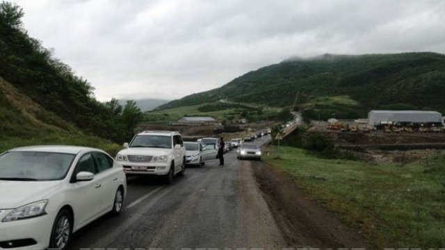 Ağsu aşırımında baş vermiş qəza yeddi kilometr uzunluğunda tıxac yaratdı - FOTO