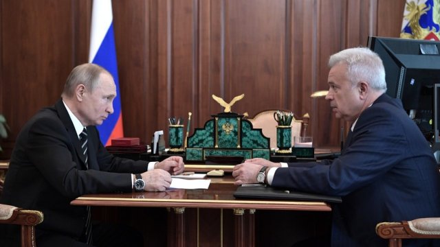 Vladimir Putin iş adamı Vahid Ələkbərovu təltif etdi