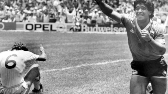 Maradonanın məşhur futbolkası rekord qiymətə satılıb - FOTO