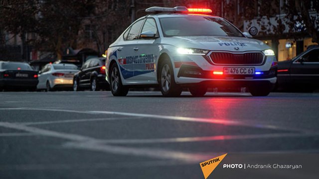 Ermənistan polisi Paşinyanı söyən gənci axtarır