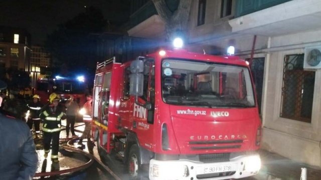 Bakıda yaşayış binasında yanğın, ölən var - VİDEO