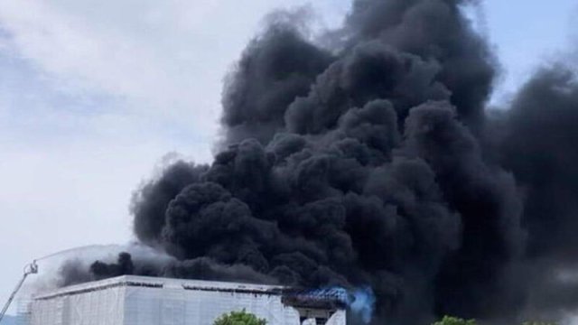 Cenevrə hava limanında qaçqınların binası yanır - FOTO