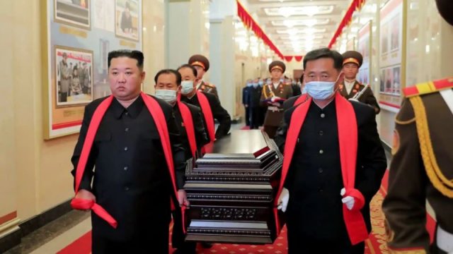Kim Çen In ölən marşala görə ağladı – MƏZARINA TORPAQ TÖKDÜ - FOTO