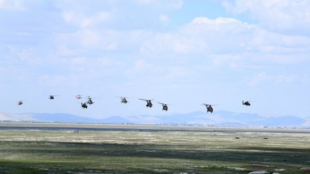 Hərbi pilotlarımız beynəlxalq təlimdə tapşırıqları icra etdi (VİDEO/FOTO)