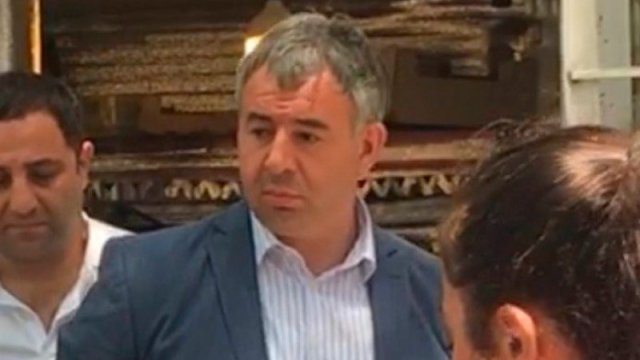 Məmur jurnalistə rüşvət təklif etdi, sonra telefonunu götürüb qaçdı (FOTO)