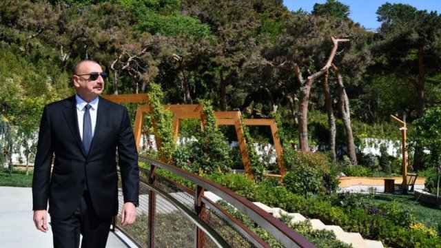 Prezident Bakıda yeni salınmış “Çəmbərəkənd” parkında yaradılan şəraitlə tanış oldu - FOTOLAR