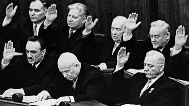 Xruşşov istefa verəndən sonra niyə ağlamışdı?