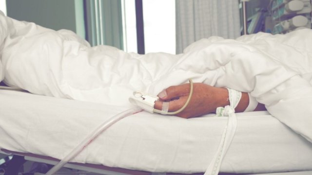 Ağır qəzaya düşən müəllim xəstəxanada öldü - FOTO