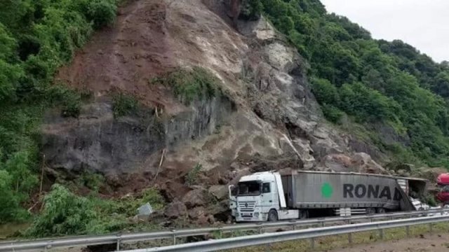 Türkiyədə torpaq uçqunu: Azərbaycanlı sürücü həlak oldu - YENİLƏNİB/FOTO