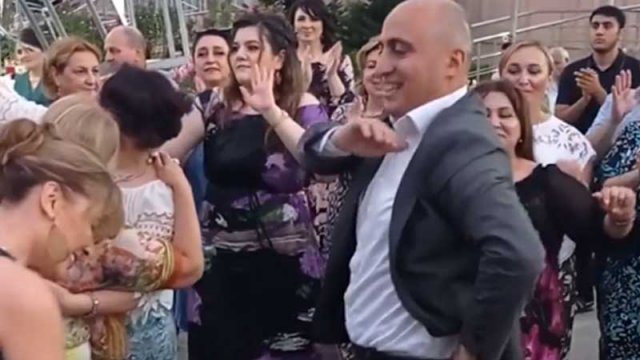 Nazir Bakıda internat məktəbindəki toyda rəqs etdi - FOTO/VİDEO