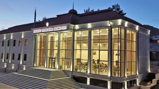 Prezidentin köməkçisi yeni icra başçısını kollektivə təqdim edib