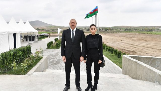 Prezident və xanımı “Diri Baba” türbəsində aparılan yenidənqurma işləri ilə tanış olublar (YENİLƏNİB)
