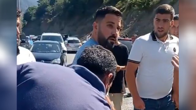 Laza sakinləri turistləri kəndə buraxmadı - SƏBƏB/VİDEO