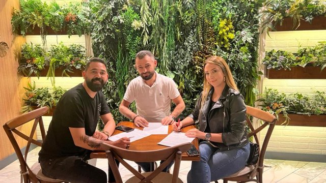 “Hasbi Meyhane” və “Uffobaku” klublarının sahibi tanınmışlarla səhnə müqaviləsi imzaladı – FOTOLAR