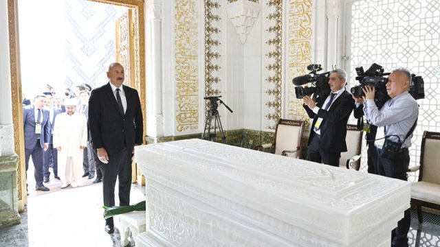 Prezident Özbəkistana yollandı, İslam Kərimovun məqbərəsini ziyarət etdi - YENİLƏNİB/FOTO