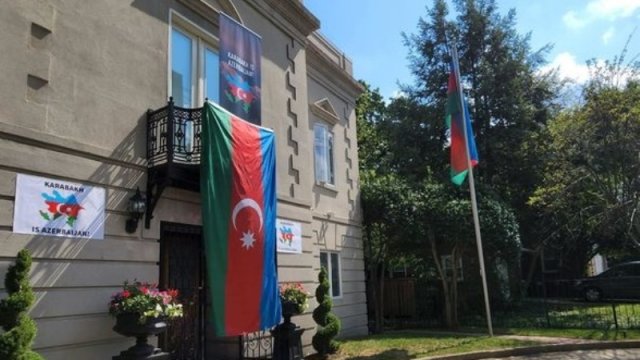 ABŞ-dakı səfirliyimizin qarşısında aksiyaya gələn ermənilərə “isti qarşılama” - FOTO/VİDEO