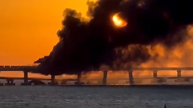 Krım körpüsündə dəhşətli partlayış anı - VİDEO