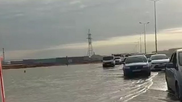 Su kəmərində qəza: Bakı-Qazax yolunu su basdı, əraziyə Mülki müdafiə qoşunları cəlb olundu - FOTO