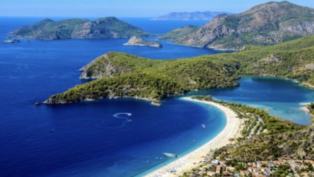 Ana təbiətin Türkiyəyə hədiyyəsi: Bir tərəfdə meşə, bir tərəfdə çimərlik